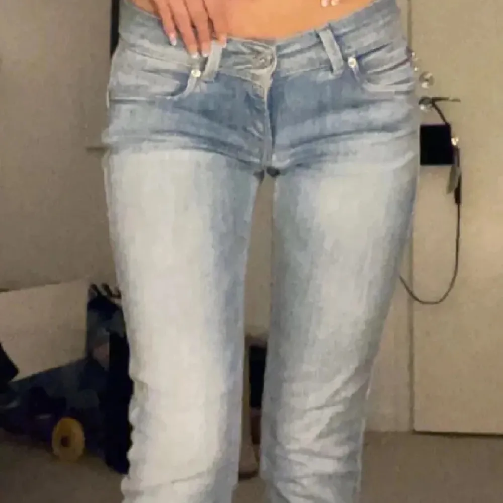 Lågmidjade jeans ifrån pepe jeans med lite bootcut❤️ Den har inga defekter. Tvivla inte på att fråga!💓. Jeans & Byxor.
