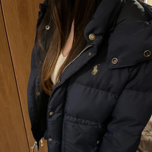 Ralp lauren jacka  - Super snygg jacka från Ralp lauren. Jackan är i toppenskick utan skador