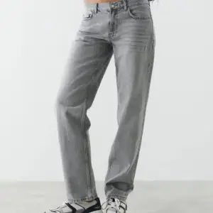 Gråa low waist straight jeans från Ginatricot🩶använda ett fåtal gånger och är i väldigt bra skick!