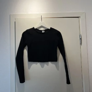 Tröja - Svart ribbad tröja i fint material. Köpt på MQ i storlek XS. Tröjan är Croppad. 