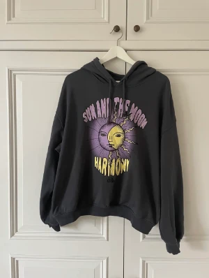 hoodie - Inga slitningar eller defekter! Jag har vanligtvis s/m i toppar och denna xl hoodie sitter oversized på mig:) 