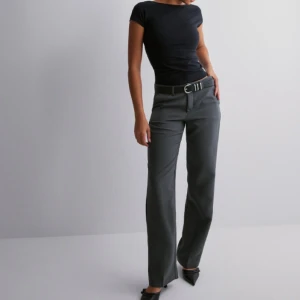 Kostymbyxor Nelly - Helt nya kostymbyxor med lappen kvar från Nelly ”Low waist straight leg pants” i storlek 40. De är endast testade. Nypris 499. 