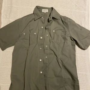 Grön skorta - Grön skjorta köpt på 2nd hand men bra kvalite!  Säljer då den inte används 