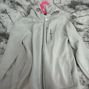 hoodie  - jättefin tröja säljer pågrund av inte mycket andvöndning och börjar bli lite för liten köpte dock för 1100 kr