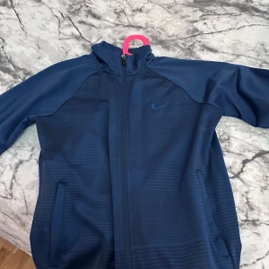 blå nike träja  - En blå nike tröja väldigt skön i materialet.