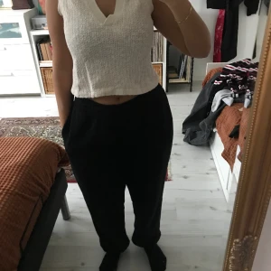 Stickad kortärmad tröja  - Även om den är stickad så är den tunn 