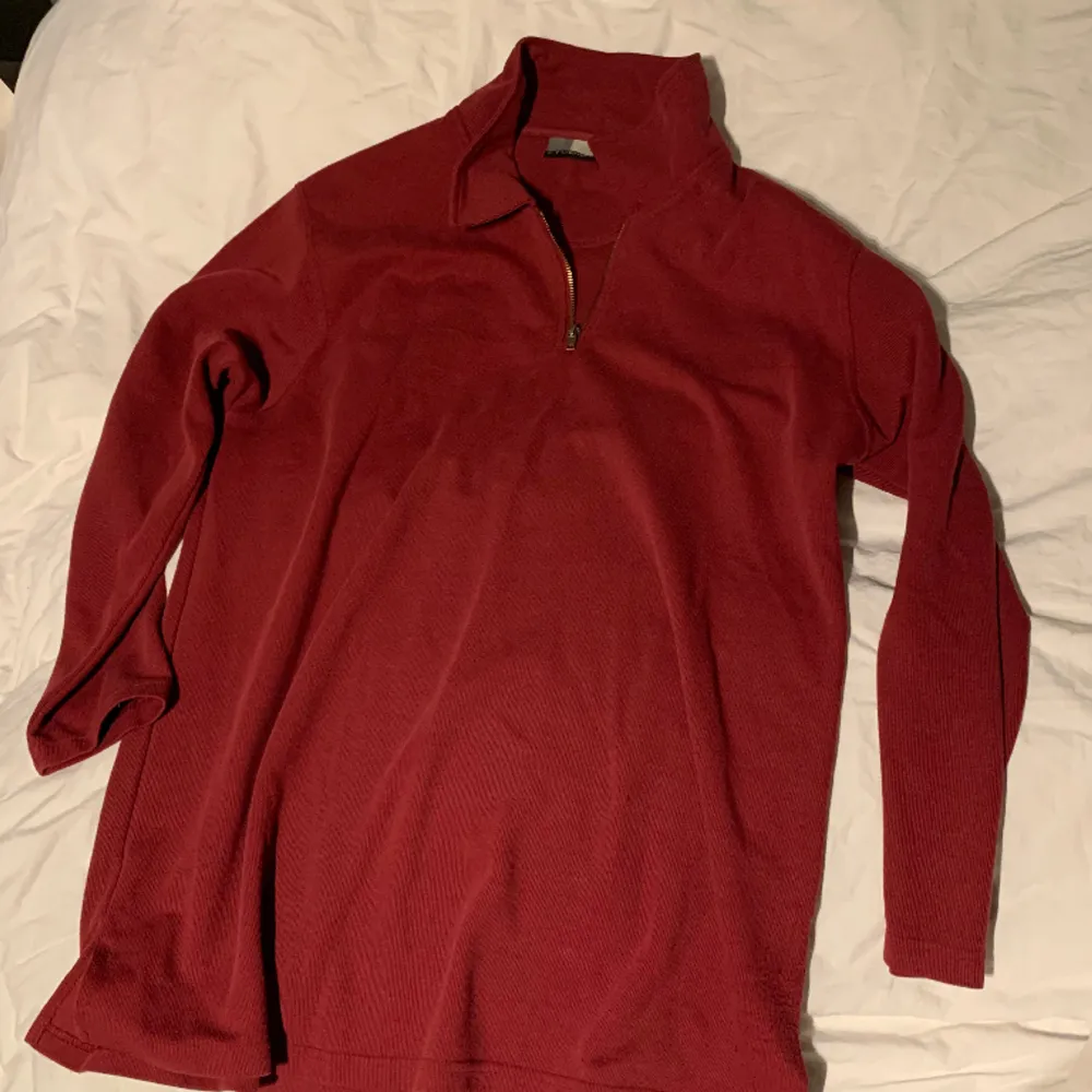 Oversized röd tröja.  Bekväm och så men rensar ut min garderob och den passar inte min aesthetic längre🫶. Hoodies.