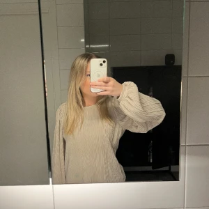 Blus  - Säljer min blus från vero Moda jag köpte i somras då jag inte fått användning av den mer än en gång! 