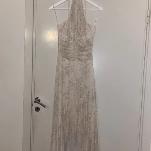 Glittrig klänning - Säljer pågrund av att jag har rensat i min garderob. Bra kvalitet. Rökfritt hushåll men hund och katt finns i huset<3 Skriv innan du köper gärna. Skickar med nått litet extra😉