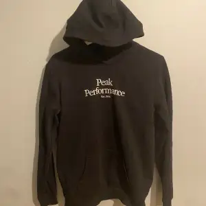 Fin Peak hoodie använd få gånger. Skick 10/10. Säljer pga inte andvänd. Original pris 800kr. Skriv gärna om du vill ha mer bilder!