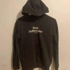 Peak performance storlek 170 - Fin Peak hoodie använd få gånger. Skick 10/10. Säljer pga inte andvänd. Original pris 800kr. Skriv gärna om du vill ha mer bilder!