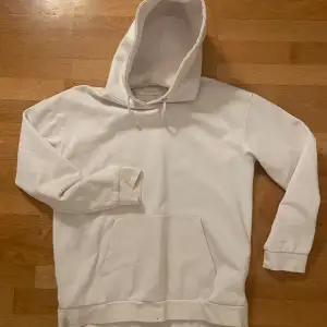 Snygg vit hoodie. Nypris 259kr  Säljes för 99 kr