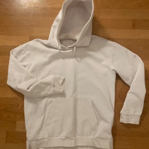 Hoodie vit Pier One - Snygg vit hoodie. Nypris 259kr  Säljes för 99 kr