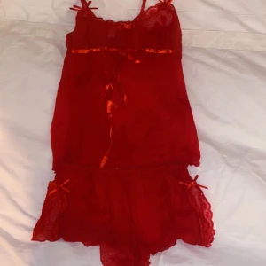 Pyjamasset  - Så fint och gulligt rött pyjamasset i mesh med snygga detaljer❤️superfin passform😇 passar xs/s. Helt oanvänt! Skriv vid funderingar och kolla in mina andra annonser💕