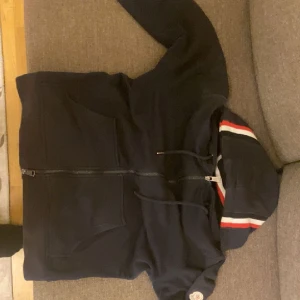 Moncler kofta  - Moncler kofta, som är i mycket bra   Skick.Vill sälja den för att den passar inte mig längre. Och NFC tag funkar, Priset kan diskutera vid snabb affär.