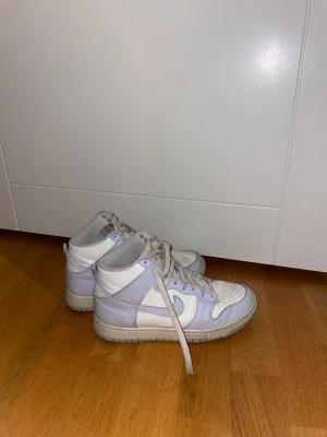 Höga dunks - Säljer mina Nike dunk high i färgen aluminium, storlek 39!💙