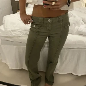 Gröna hm jeans - Säljer mina supersnygga gröna cargo jeans från hm i strl 36, jeansen är i väldigt bra skick🩷