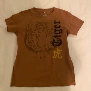 2000s babytee - supersnygg babytee med tigerprint, tror den är från Kolmården egentligen😸😸 inga defekter 