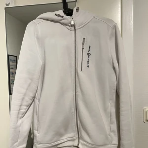 Sail Racing zip hoddie  - En vit zip hoddie sail Racing i stl 170 passar mig som är s. 
