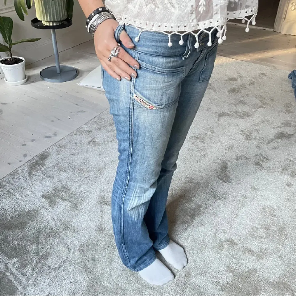 Säljer nu vidare dessa sjukt snygga Diesel Jeans i väligt bra skick💓Kommer starta en budgivning i veckan så håll utkik!!!  Midjemått: 40cm rakt över innerbenslängd: 81cm Ytterbenslängd: 99cm  Modellen på bilden är 175cm😁. Jeans & Byxor.