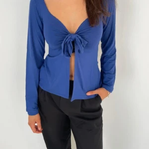 Super fin topp! - Säljer min super fina design by si tröja. Använd endast 2-3 ggr så i jätte bra skick!💕 kan även tänka mig byta mot annan färg
