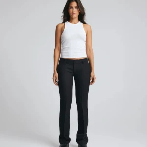 Bikbok kostymbyxor  - Svarta lågmidjade kostymbyxor i storlek 36