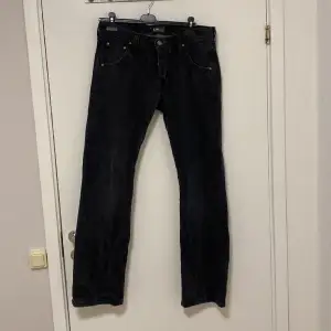 Jättebra svarta 2yk Lee jeans. Dem är i bra skick och har knappast använt dem. Dem är i storleken W33 och L32. 💕