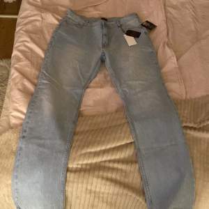 Helt oanvända jeans, långa i benen och ett rakt fall