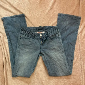 Lågmidjade bootcut jeans! - Jätte snygga ljusblå/gråa jeans! Dem är bootcut och lowwaist, tyvärr är dem för små för mig så jag kan inte visa en bild på. Skriv gärna vid frågor och funderingar💕