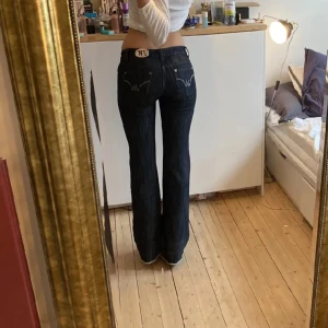 Lågmidjade jeans - Säljer dessa jätte dina lågmidjade jeans men jätte snyggt tryck på fickorna, skriv vid frågor!