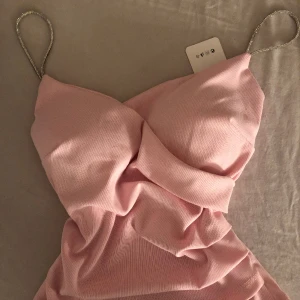 Söt rosa topp - Fin topp med glitter på snörena som köptes på en marknad, original pris 250, nypris 135kr!