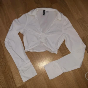 Croppad skjorta  - OBS ej stretchig. Denna är xs men tror den sitter bäst på en liten tjej, men otroligt smickrande på!