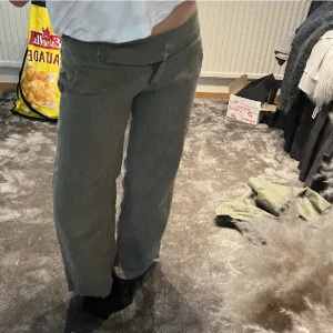 Linnebyxor - Gröna lågmidjade linnebyxor, fint skick!