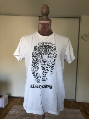 Roberto cavalli  - T-shirt för både män och kvinnor i mörker Roberto cavalli