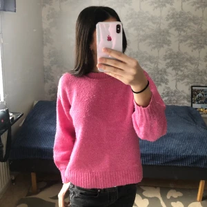 Rosa stickad tröja💘 - Jag säljer en jätte fin rosa stickad tröja som tyvärr inte kommer till användning🩷 storleken är större än vad det står på lappen! Jag skulle säga att den passar xs/s 😚