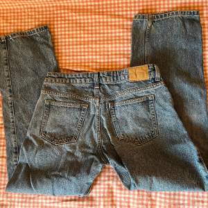 Snygga jeans från Weekday i modellen arrow - raka och lågmidjade. Jättefint skick och säljer för att de tyvärr inte passar längre. Längden passar om man är ca 160-165 och midjan om man är cirkus strl S! Skriv för bilder på eller mått m.m.💓