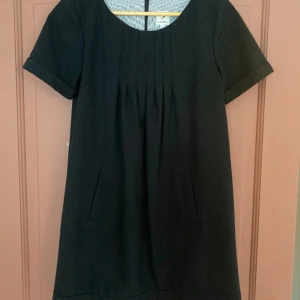 Ullklännig Boomerang strl 34 - Marinblå ullklänning från Boomerang i storlek 34, nyckskick. Nypris 2500kr.