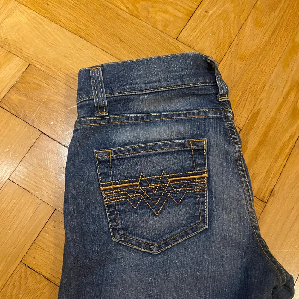 Använt jeansen mycket men är i väldigt bra skick❣️Säljer på grund av att dem är för små för mig tyvärr. Dom är botcut i modellen och lågmidjade❣️Jeansen är korta i modellen så om man vill ha de längre passar de nog bäst på någon som är 160 - 170cm❣️❤️. Jeans & Byxor.