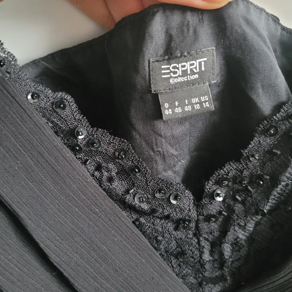 Jättesött linne till finare tillfällen från Esprit i storlek 44 (motsvarar M/L). I butik för 15-20 år sen. Fint band under bysten som man kan knyta till rosett fram eller bak. Spetsdetalj med paljetter vid bysten. Jättebra kvalitet. Skriv för frågor☺️. Toppar.