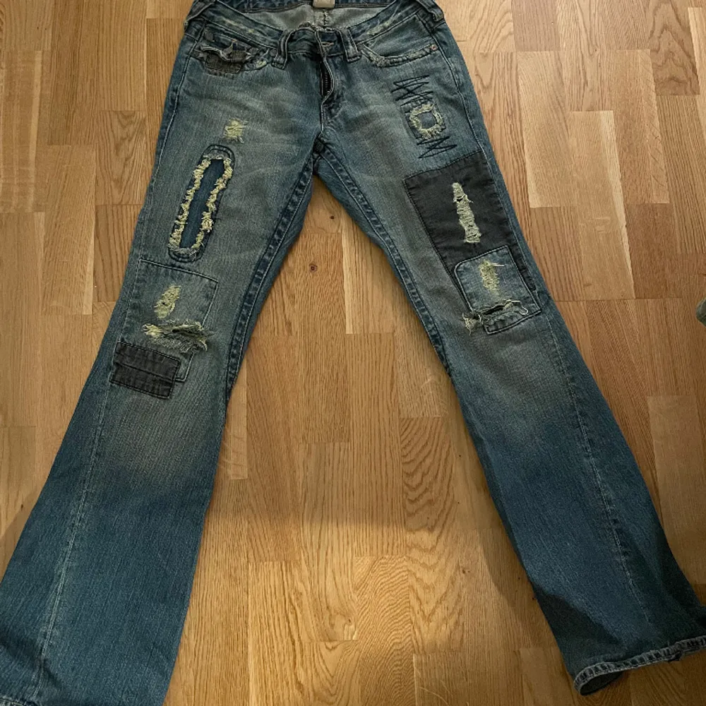Säljer dessa sjukt coola jeans från true religion! Strlk 29 i midjan!. Jeans & Byxor.
