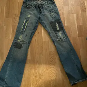 Säljer dessa sjukt coola jeans från true religion! Strlk 29 i midjan!