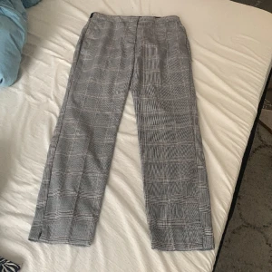 Zara kostymbyxor❤️  - Zara kostymbyxor i strl m I nyskick och jättesnygga❤️rutiga❤️❤️