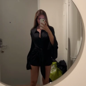 Satin klänning  - Sjukt snygg satin klänning som har aldrig kommit till användning från Hanna Schönbergs NAKD kollektion  Pris lapp kvar 