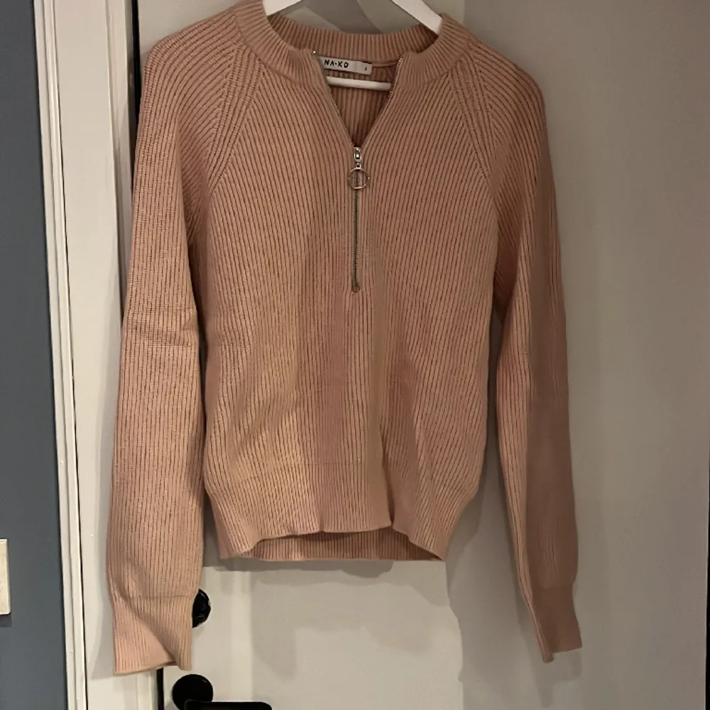 Zipper front knitted sweater från NA-KD🥰jättegullig stickad tröja som inte är för tjock eller tunn. Den är i utmärkt skick!. Stickat.