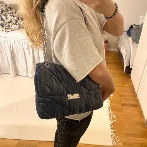 Sammetväska - Super fin blå väska i sammet ifrån Zara❣️