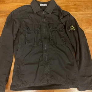 Stone island overshirt  - Stone island overshirt köpt på NK men använder inte mer. Finns även en stone island galeja till 