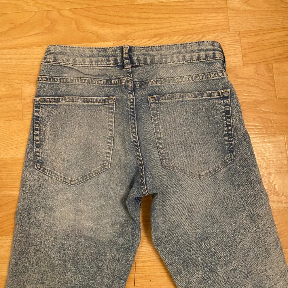 Används ett fåtal gånger och är i storleken XS😍. Jeans & Byxor.