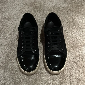 Lanvin skor - Riktigt schyssta lanvins i storlek UK 7 vilket motsvarar 41 men skulle även säga att de passar upp till 42,5. Riktigt bra pris, det är bara att kontakta mig om ni har nåra frågor. Defekter finns, kontakta för mer info! Tar även emot byten 