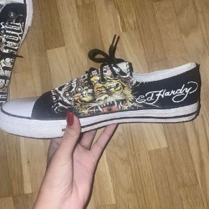 Ed hardy skor!  - Ed hardy skor köpta sekond hand väldigt bra skick! inte kommit till användning! 