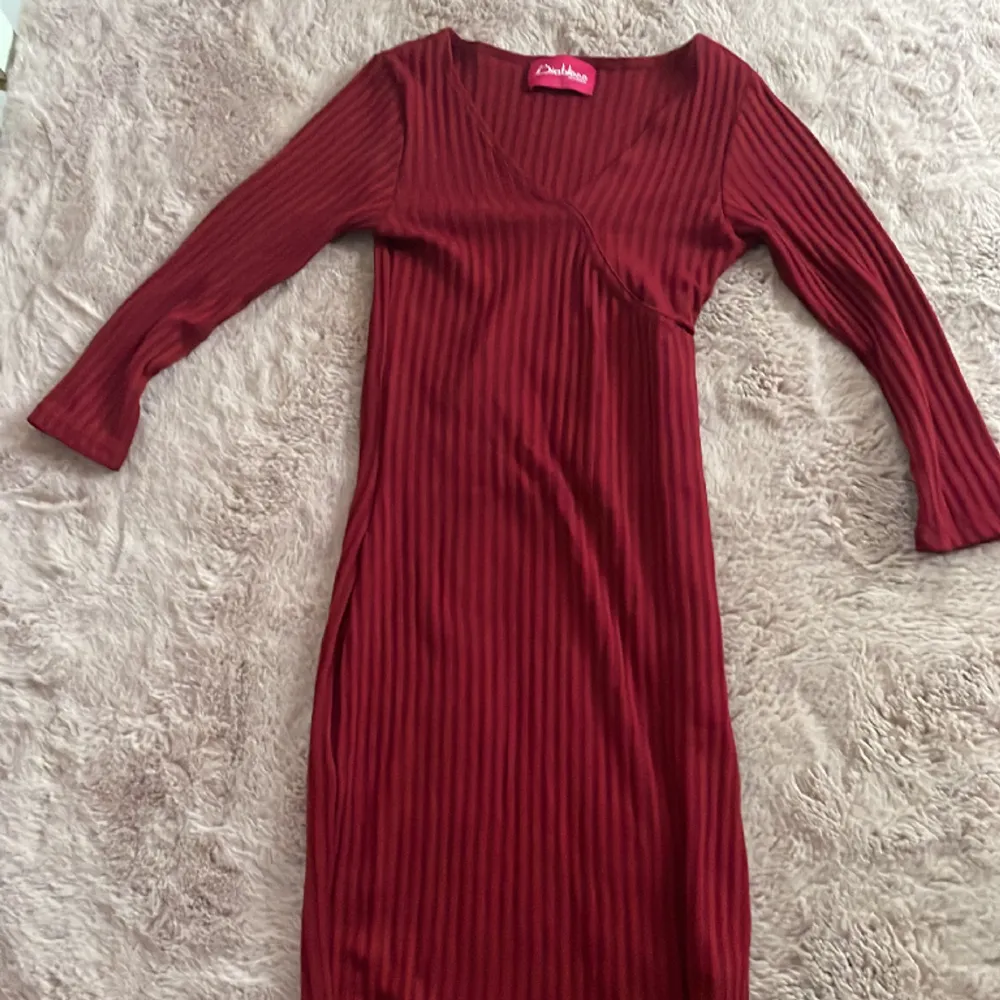 Super fin ribbad röd kläning perfekt till jul, från diabless. Knapt använd. Klänningar.